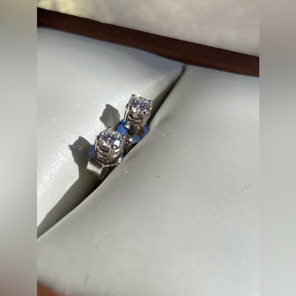 BRAND NEW ! 14K WHITE GOLD DIAMOND STUD EARRINGS ( 0,16 oct.) - Picture 9 of 17